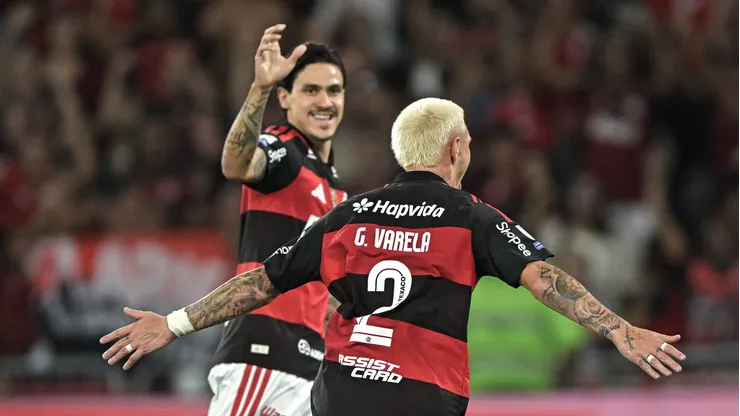 Varela jogador do Flamengo comemora seu gol durante partida contra o Bragantino no estadio Maracana pelo campeonato Brasileiro A 2026.