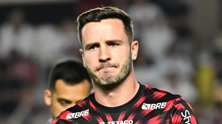 Saul jogador do Flamengo durante aquecimento antes da partida contra o Sao Paulo no estadio Vila Belmiro pelo campeonato Brasileiro A 2025.