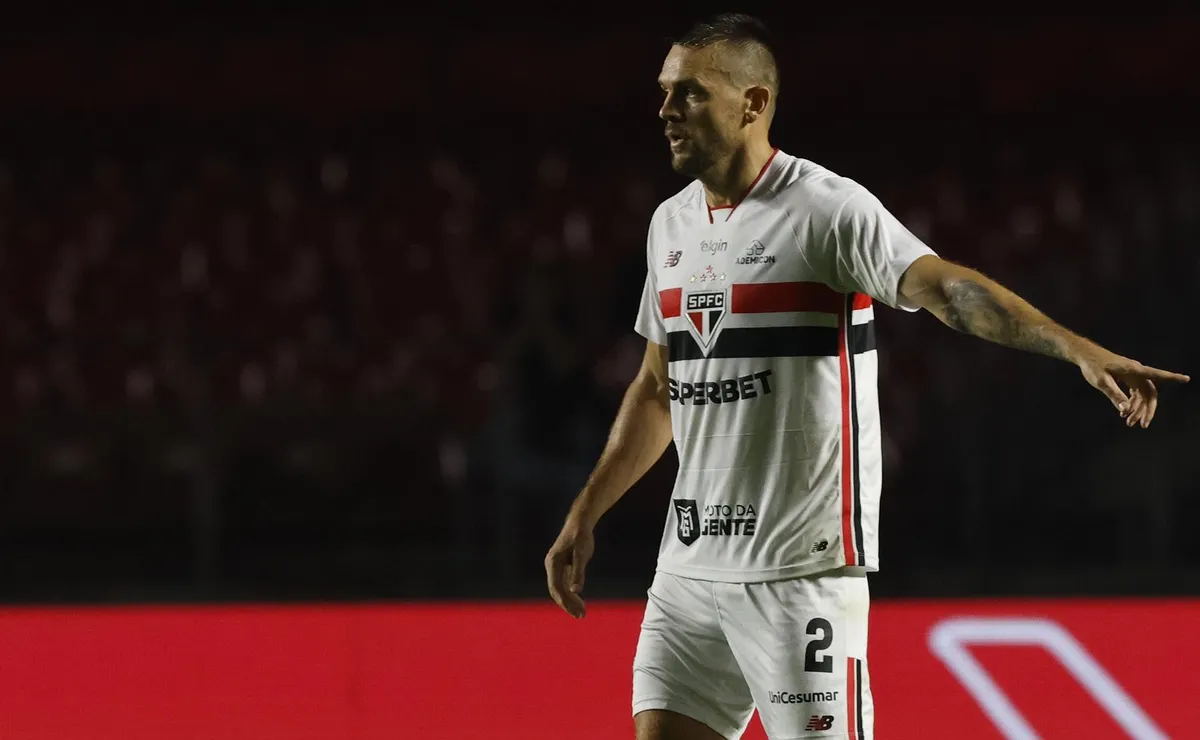 Tolói ganha espaço no São Paulo após problemas físicos no setor defensivo