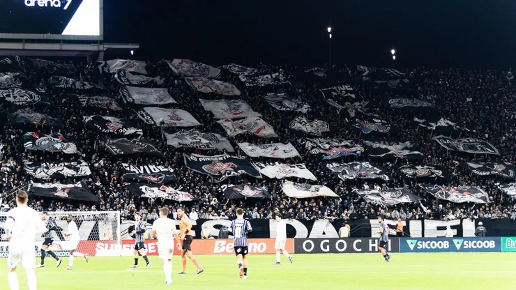 Torcida organizada do Corinthians acompanha respaldo a Diniz e espera reação do time - Foto: Erik Filipe/RP FOTOPRESS/AGIF