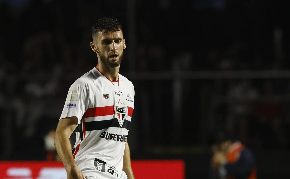 Domingos Duarte tem suspeita de lesão no LCA no São Paulo e será avaliado por especialista