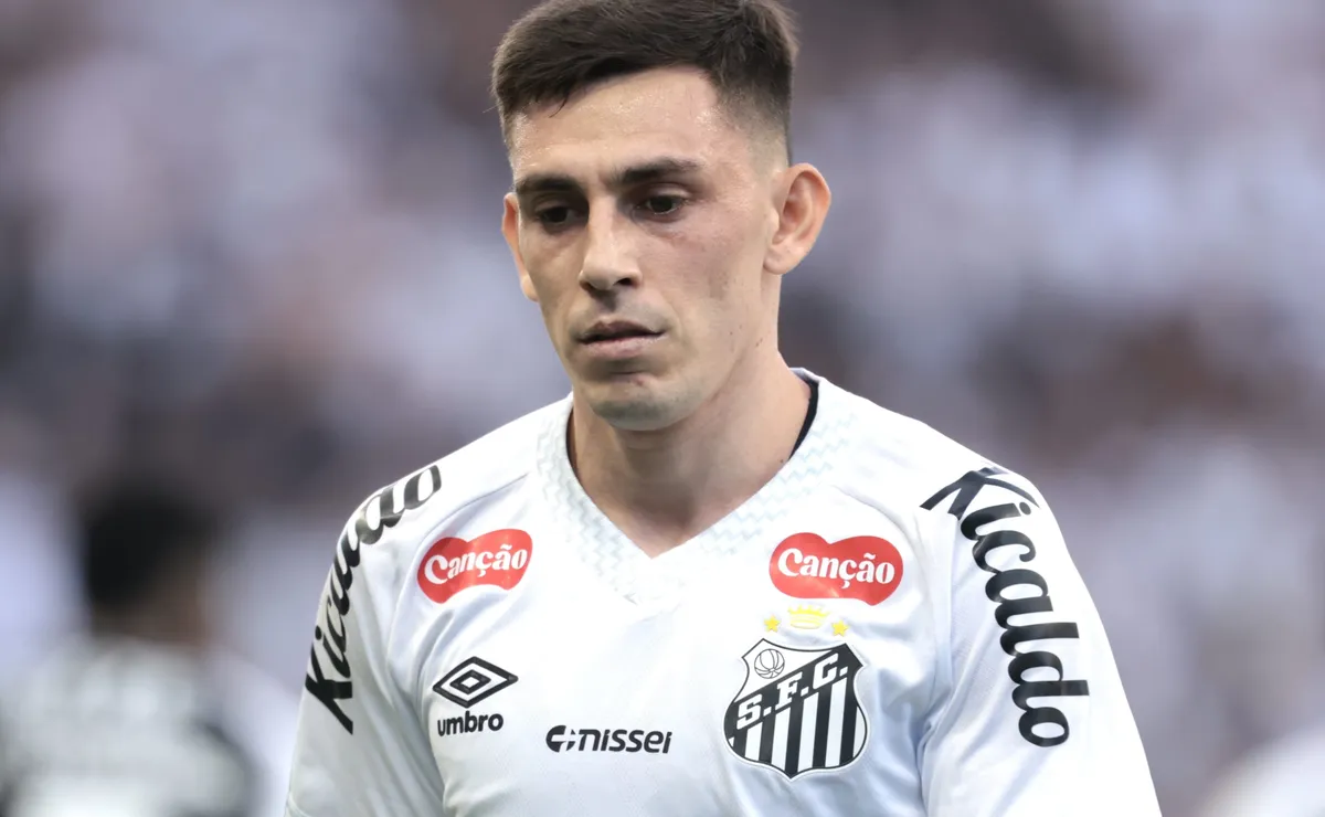 Análise: Santos não pode tratar Escobar como solução definitiva para a lateral esquerda em 2027
