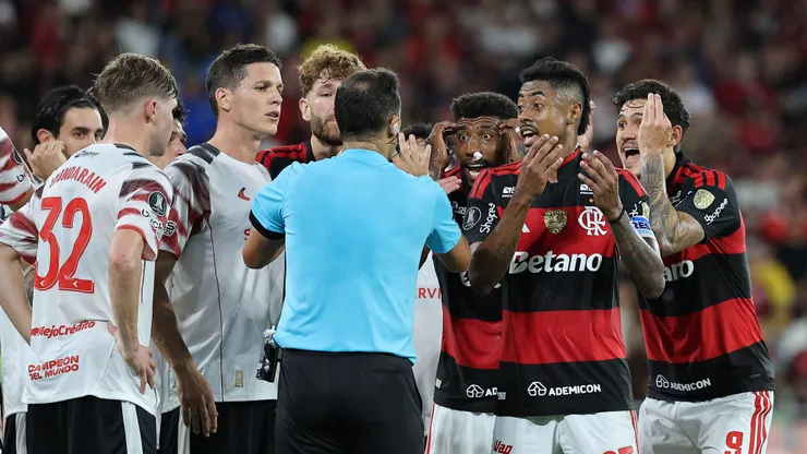 Jogadores de Flamengo e Estudiantes reclamando da arbitragem - Foto: Wagner Meier/Getty Images