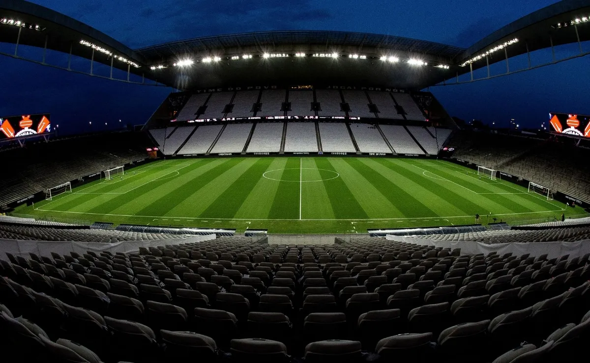 Corinthians acumula dois meses de direitos de imagem e diretoria ainda busca saída