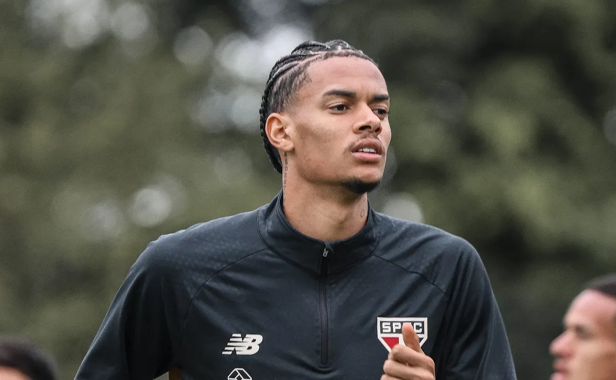 São Paulo escolhe Newton como substituto de Domingos Duarte e Dorival deve manter três zagueiros