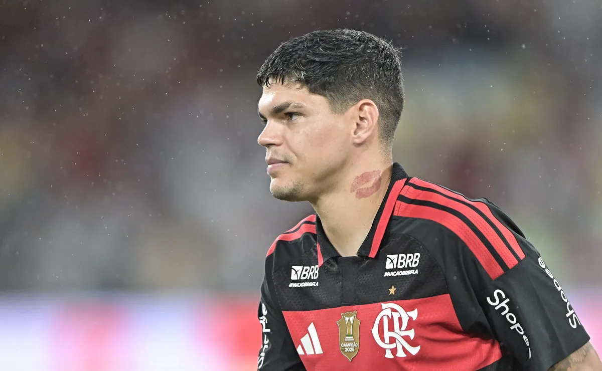 Ayrton Lucas dá a volta por cima no Flamengo e transforma críticas em elogios