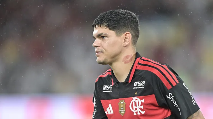 Ayrton Lucas vem recuperando espaço no Flamengo. Foto: Thiago Ribeiro/AGIF