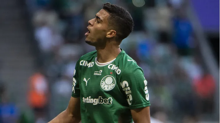 Arthur em ação pelo Palmeiras. A Cria pode ganhar protagonismo com a nova regra de estrangeiros - Foto: Anderson Romao/AGIF