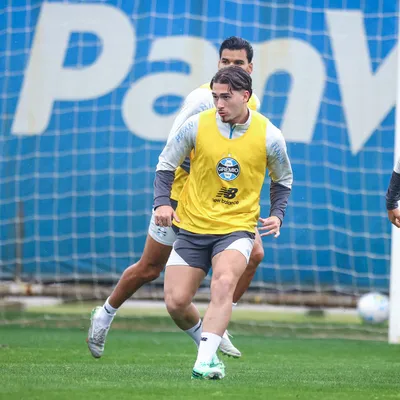 Renato volta a olhar para a base do Grêmio
