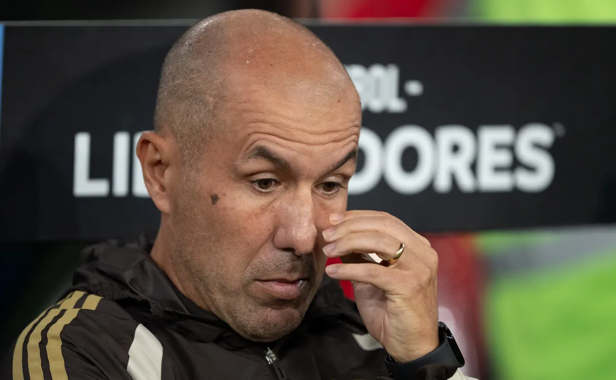 Flamengo e Leonardo Jardim são multados pela Conmebol por atraso em partida contra o Del Valle
