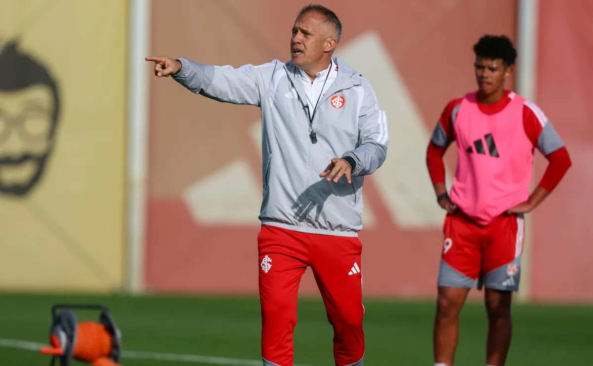 Análise: Eduardo Baptista pode usar três zagueiros e mudar o ataque do Inter