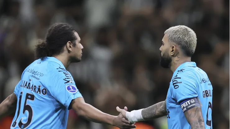 Gabigol ao lado de Arão na Arena MRV.