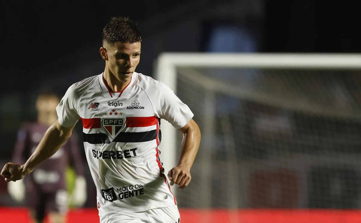 São Paulo: Gustavo Santana larga na frente para substituir Calleri