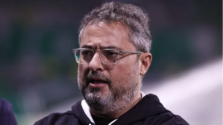 Mattos durante a chegada da equipe para jogo no Nubank Parque.
