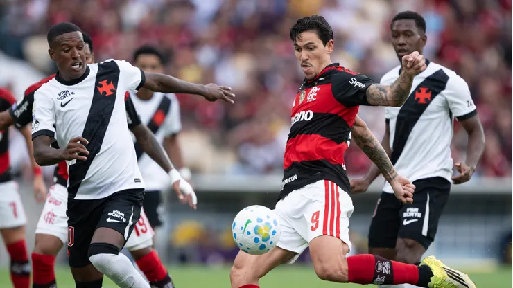 Pedro jogador do Flamengo chuta para marcar seu gol durante partida contra o Vasco