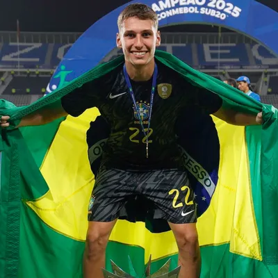 Henrique Menke volta a treinar com o Inter