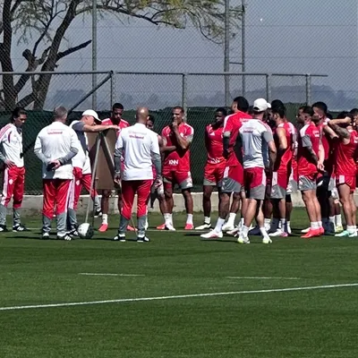 Eduardo Baptista orienta jogadores com quadro em treino