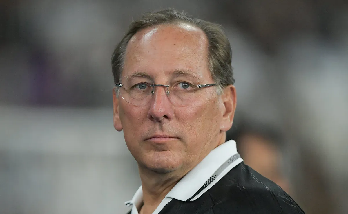 Textor chama decisão da AGE no Botafogo de “roubo” e diz que ainda é dono de 90% da SAF