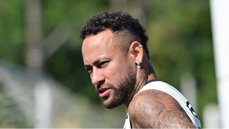 Neymar em campo durante treino no CT Rei Pelé.