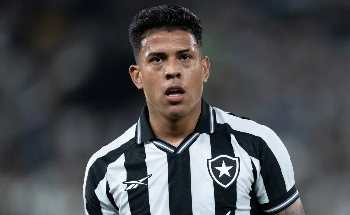 Matheus Martins volta a treinar no Botafogo após se recuperar de incômodo na coxa