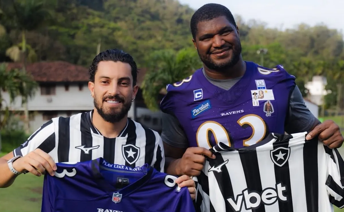 Alex Telles troca camisas com Campbell do Ravens e clube da NFL elogia CT do Botafogo