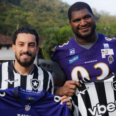 Telles troca camisas com Campbell e Ravens elogia CT do Botafogo