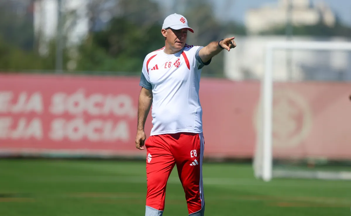 Análise: Eduardo Baptista muda funções de Bernabei e Alan Patrick e prepara Inter com três zagueiros