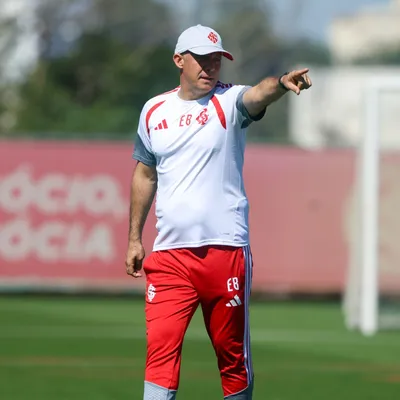 Análise: Baptista muda funções e prepara Inter com três zagueiros
