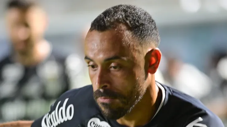Moisés em campo com a camisa do Peixe.
