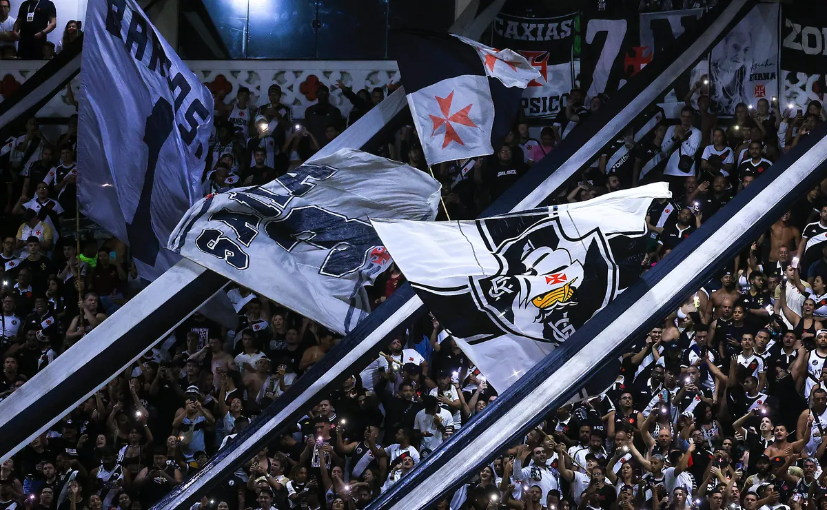 Torcida do Vasco protesta em torno do Maracanã antes de jogo da NFL