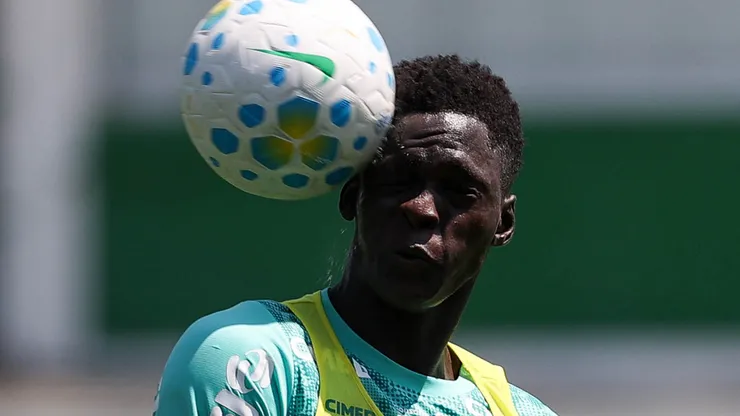 Konaté em ação durante treino na Academia de Futebol: O zagueiro do Sub-20 está inserido em momento de testes de fogo em momento crucial do Verdão - Foto: Cesar Greco/Palmeiras/by Canon