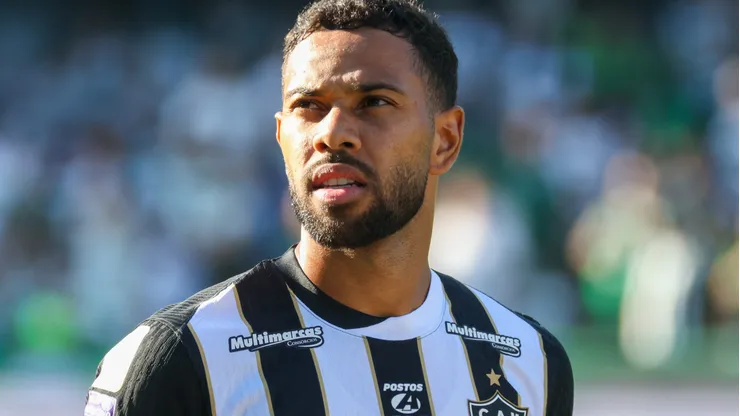 Renan Lodi defende o Galo desde o começo da temporada.
