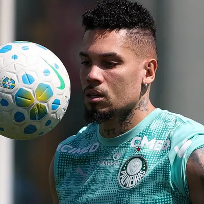 Retorno de Paulinho cria dúvida maior que disputa por vaga no Palmeiras
