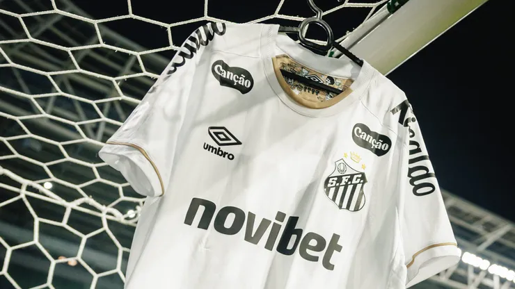 Camisa do Santos exposta no Nubank Parque contra o Palmeiras. Foto: Raul Baretta/ Santos FC.