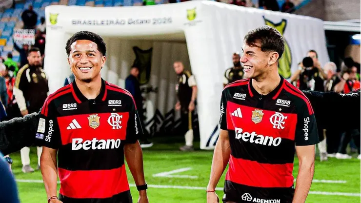 Valencia e Freitas reforços do Flamengo durante apresentação no Maracanã
