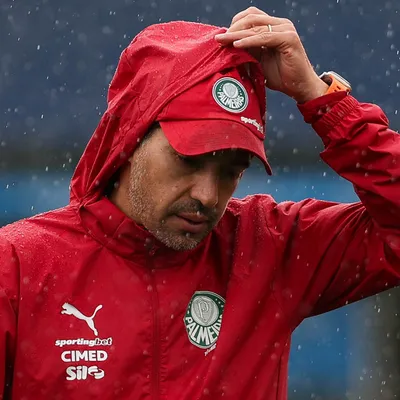 Palmeiras enfrenta escolhas que podem definir seu elenco para 2027