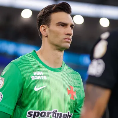 Goleiro Léo Jardim afirma que Pedrinho salvou o Vasco