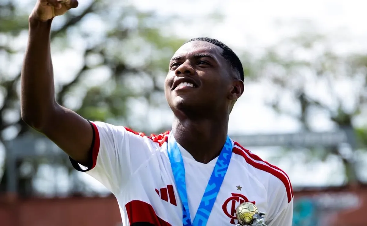 De Campos para o Ninho: Samuel, zagueiro de 16 anos, que virou aposta do Fla e se inspira na volta por cima de Léo Pereira