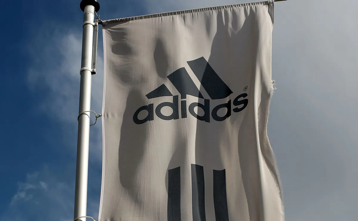 Adidas promete tratamento especial ao Santos no Brasil, e Umbro avalia medidas jurídicas