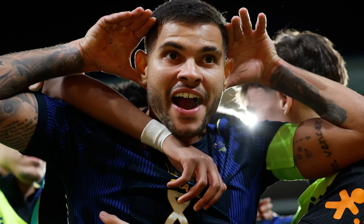 Bruno Guimarães explica troca de cobrador de pênalti em gol de Vinícius Júnior: “Aqui não tem vaidade”