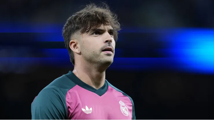 Raul Asencio, do Real Madrid, ficará período considerável fora de campo por lesão na canela