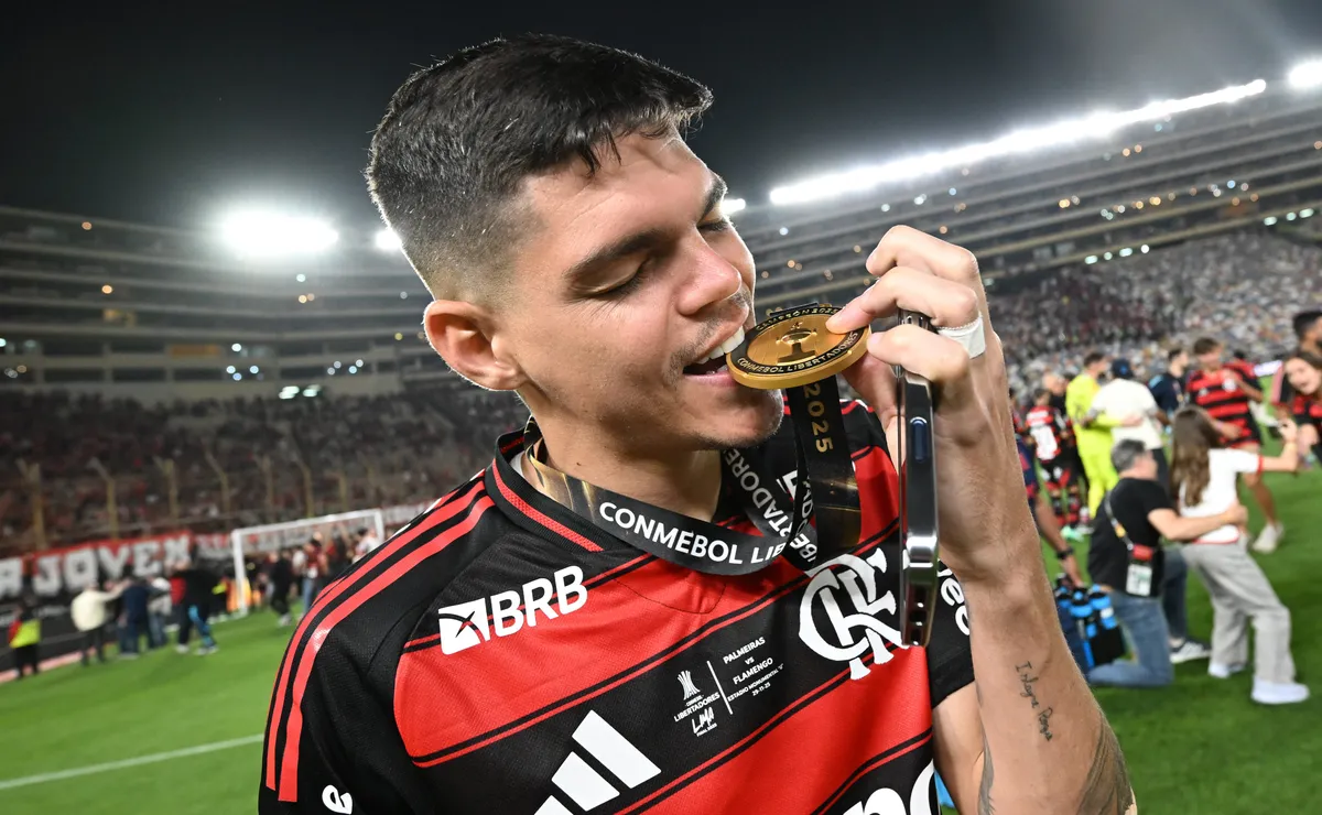 Ayrton Lucas celebra evolução no Flamengo com Leonardo Jardim: “É importante para o grupo”