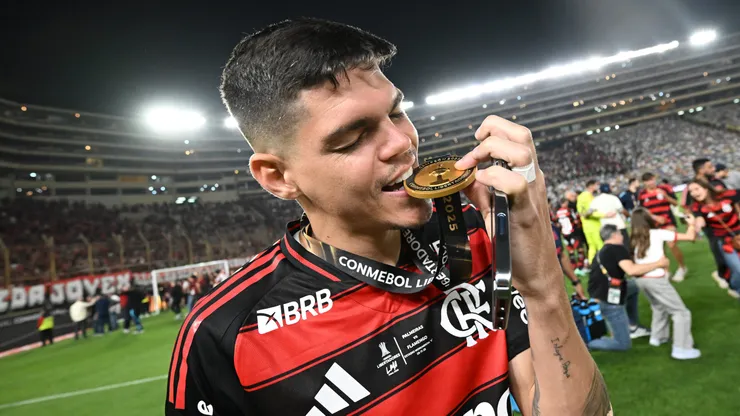 Ayrton Lucas lateral do Flamengo comemorando após a conquista da Libertadores em Lima, no Peru