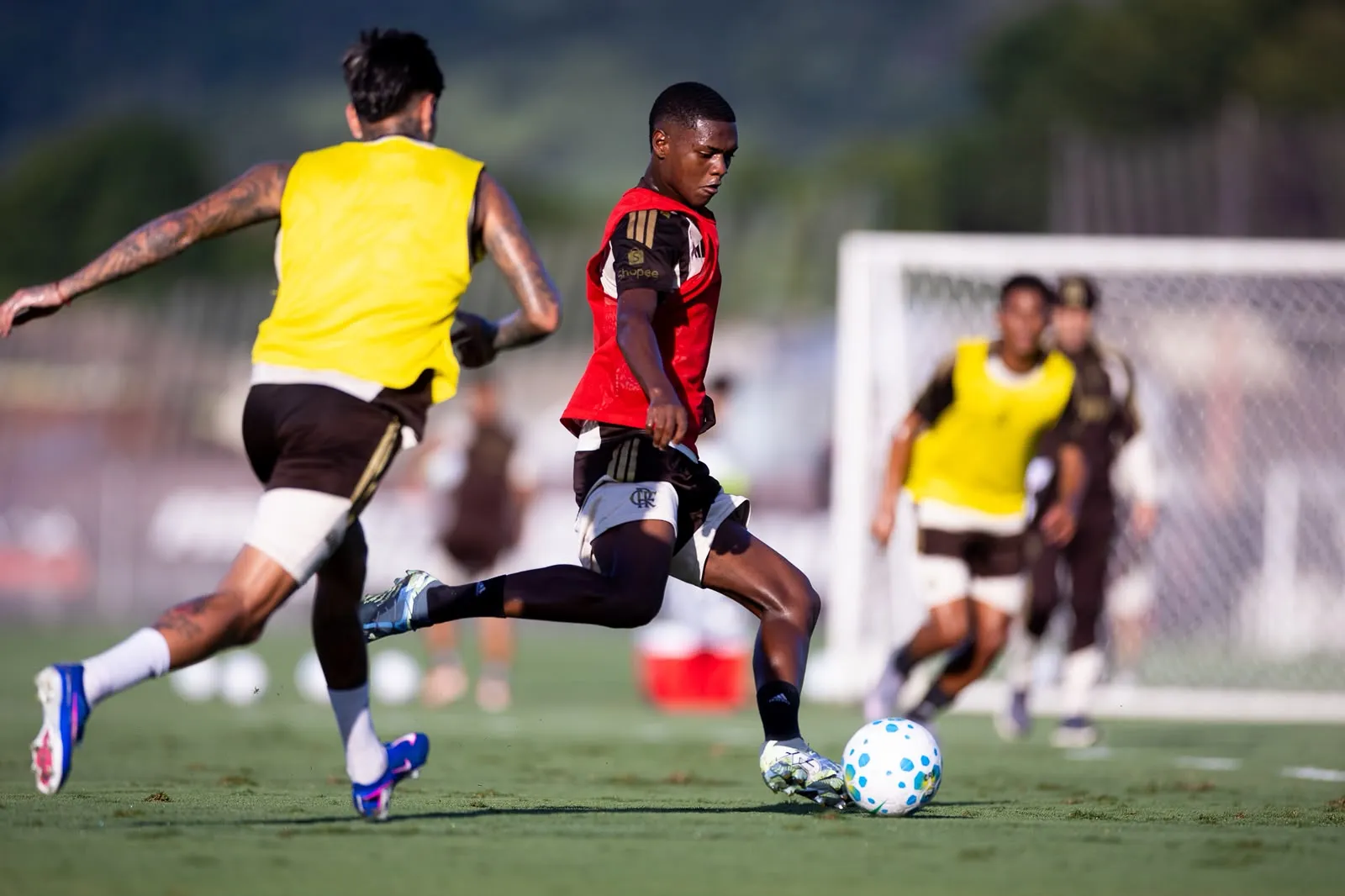 O defensor durante treinamento no Ninho do Urubu – Foto: Divulgação