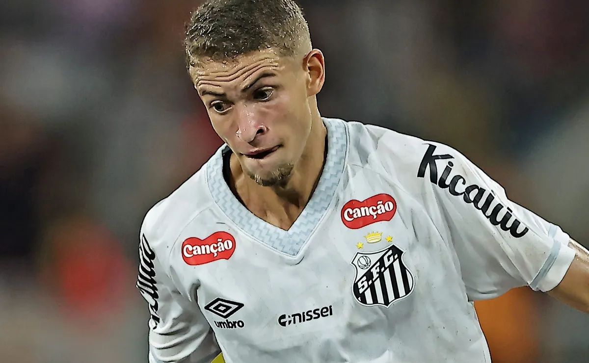 Opinião: Vinicius Lira tem tudo para voltar como peça importante do Santos para 2027