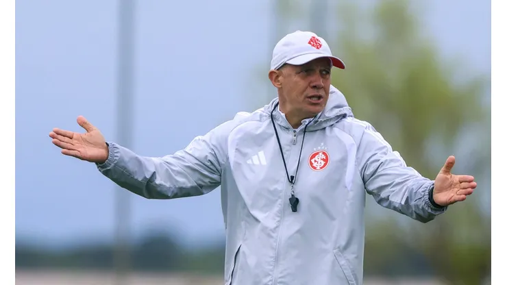 Eduardo Baptista ganha reforço da base. Divulgação/SC Internacional.