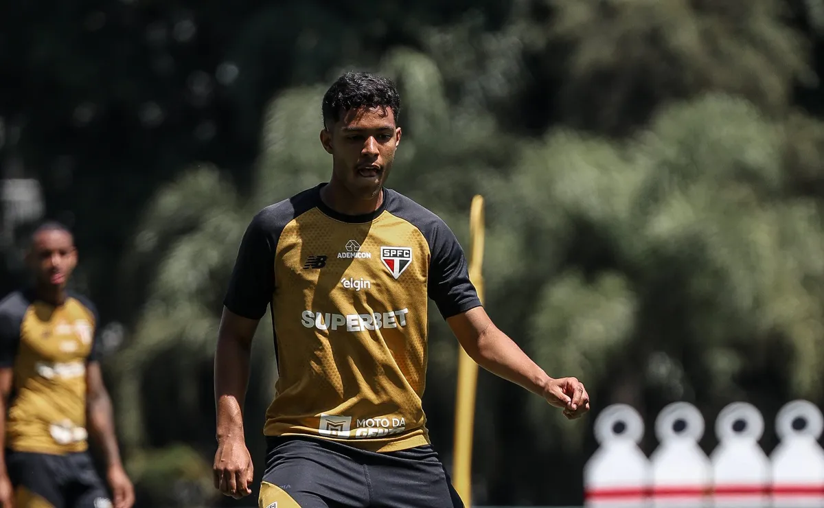 Ryan Francisco ganha espaço e deve ser titular do São Paulo contra o Santos