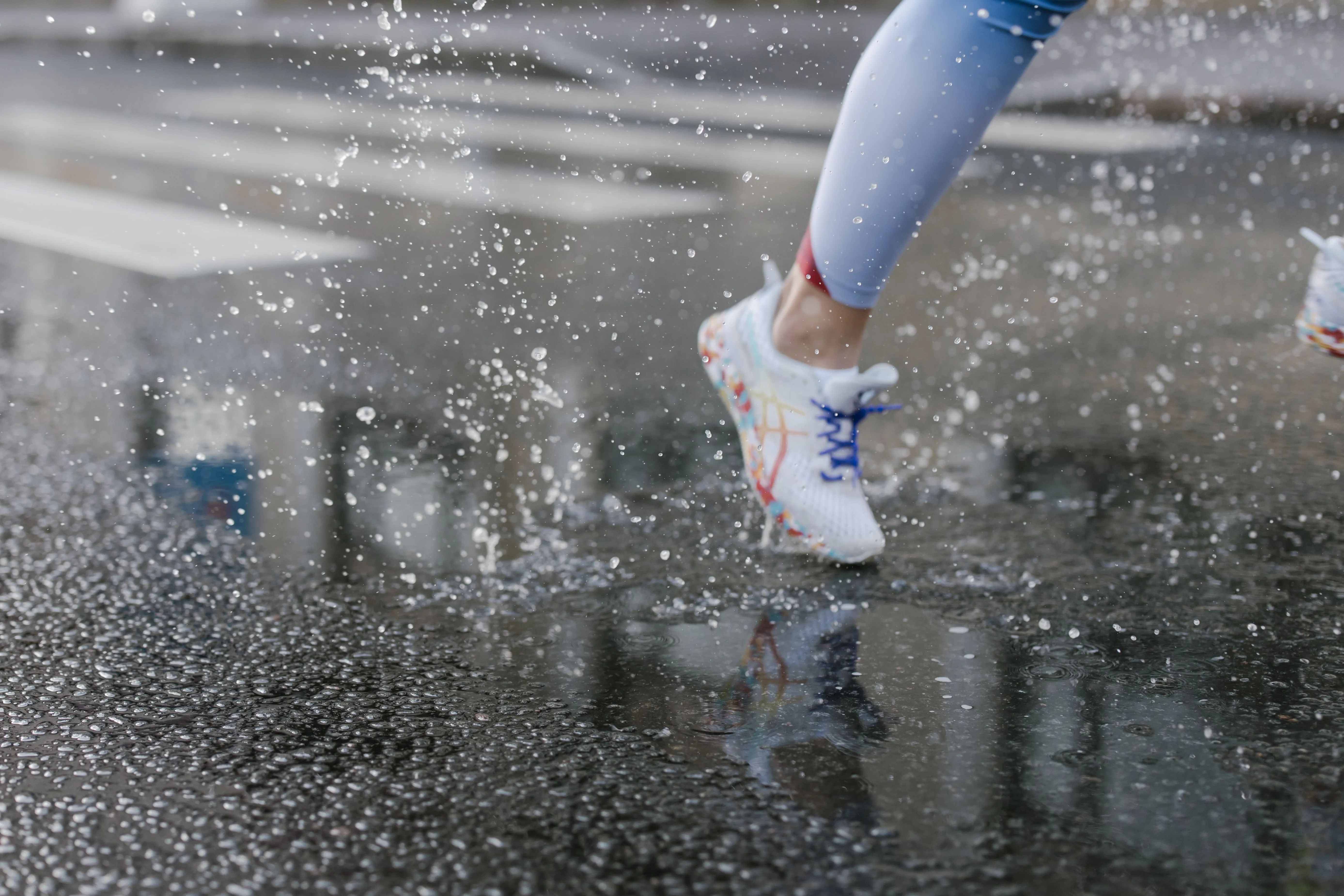 Correr no asfalto ou cimento. Foto: Pexels/cottonbro studio