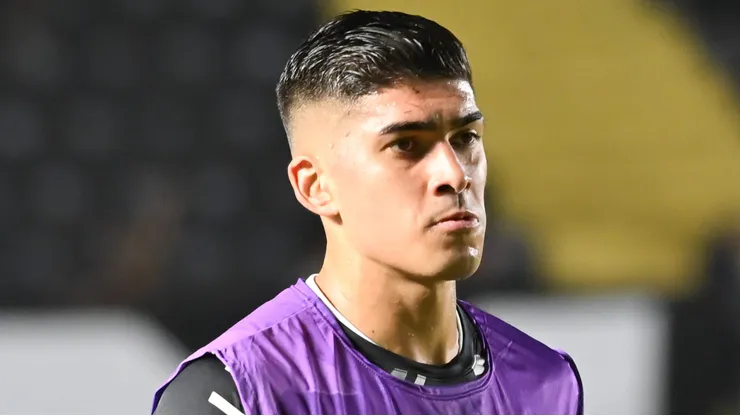 Adonis Frías em campo com a camisa do Peixe.