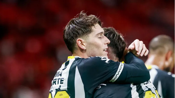 Barreal ao lado de Rollheiser comemorando gol do Peixe.